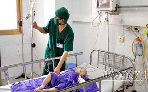 Quảng Ninh: Một bé trai 28 tháng tuổi bị gấu cắn đứt lìa cánh tay