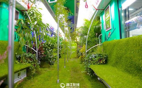 Chiếc tàu điện ngầm độc đáo được phủ cây xanh mướt mát ai nhìn cũng thích