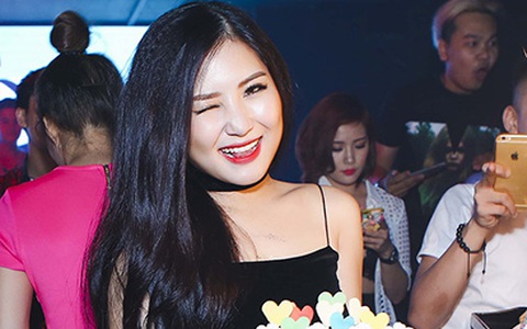 Hương Tràm "quậy tưng" trong tiệc sinh nhật tuổi 20