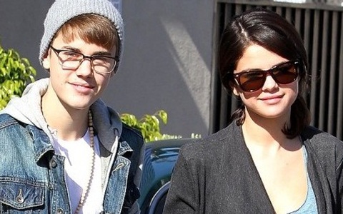 Selena Gomez khóc sưng mắt, Justin Bieber sa đọa sau chia tay