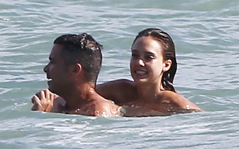 Vợ chồng Jessica Alba "hâm nóng" tình yêu bằng kỳ nghỉ ở Mexico