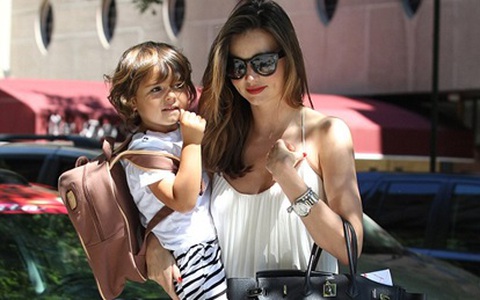 Miranda Kerr "từ chối" yêu vì quá bận rộn