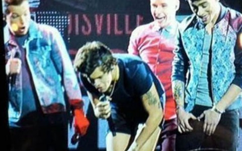 Harry Styles bị đồng nghiệp... tụt quần trước 20.000 fan