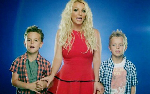 Britney khoe hai con trai dễ thương trong OST "Xì Trum 2"