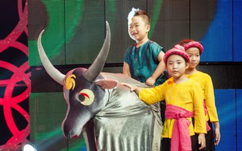 Các bậc phụ huynh Đồ Rê Mí thích thú hỗ trợ con trên sân khấu