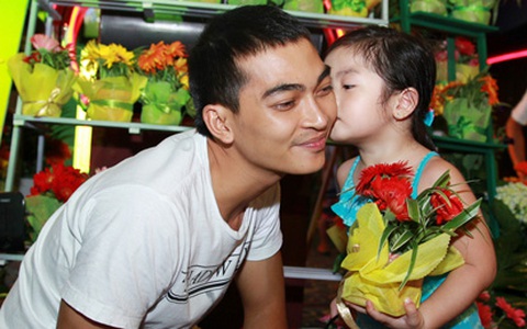 Khương Ngọc đi bán hoa, bán kem để quảng bá phim