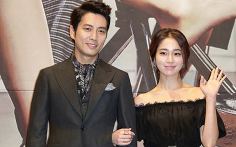 Bà xã Lee Byung Hun khoe vai trần bên mỹ nam