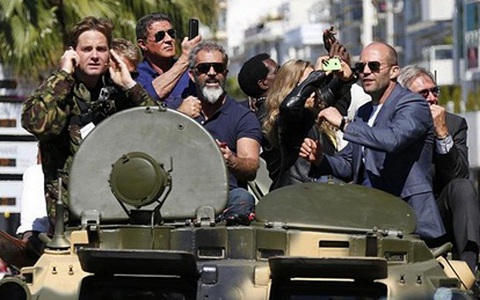 Các "anh già" "Expendables 3" gây náo loạn khi đi họp báo bằng... xe tăng