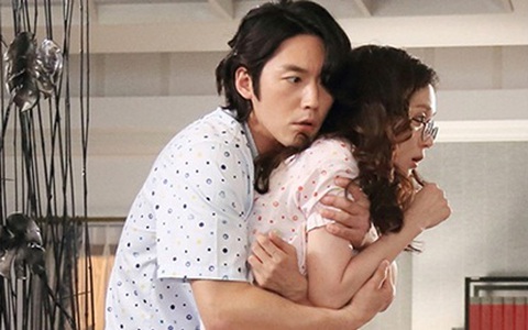 Jang Hyuk bất ngờ ôm Jang Nara từ phía sau