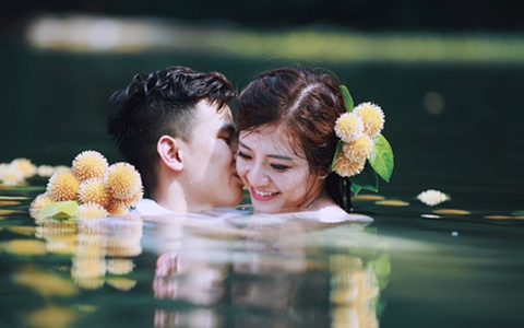 Chuyện tình "hỏa tiễn" và bộ ảnh cưới dưới nước đẹp lịm tim của cặp đôi Hà thành