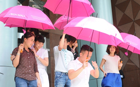 Ngập tràn sắc hồng trên đường phố Sài Gòn