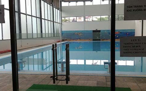 Bé trai chết đuối tại bể bơi của trường quốc tế ở Hà Nội