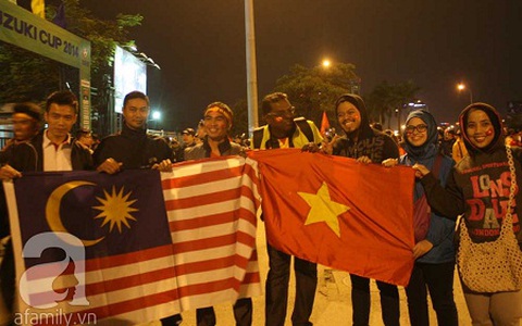 Cổ động viên Việt Nam và Malaysia cười tươi chụp ảnh cùng nhau