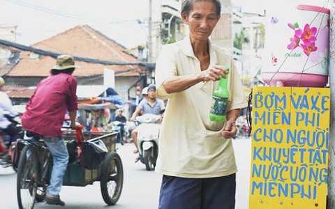 Những tấm biển đọc là thấy ấm lòng trên đường phố Sài Gòn