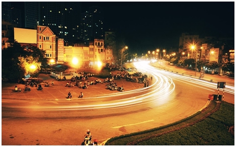 Có một Hà Nội im lìm thật khác khi màn đêm phủ sâu trên những ánh đèn