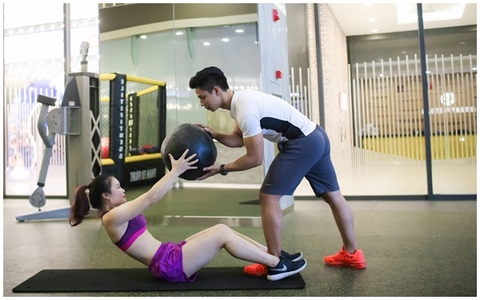 Chàng HLV độc thân quyến rũ và những điều "thầm kín" trong sự nghiệp giúp chị em "lột xác" 
