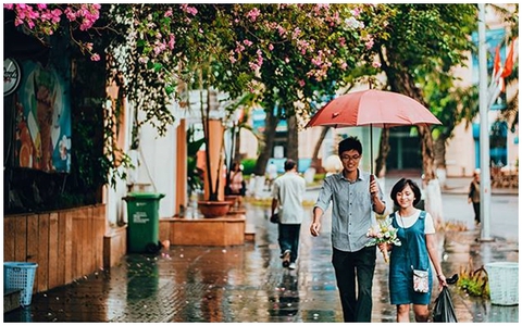 Giàn hoa giấy trong cơn mưa và khoảnh khắc dưới chiếc ô đẹp nhất tháng Mười