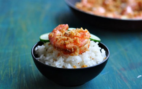 Đậm đà lạ miệng món tôm xóc muối