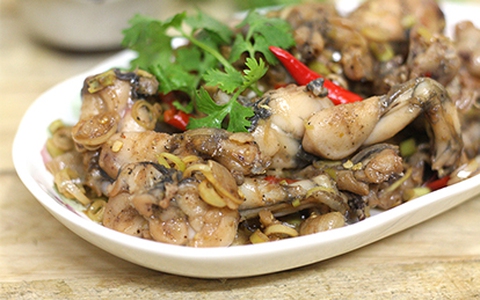 Ếch xào sả ớt thơm lừng đổi món cuối tuần