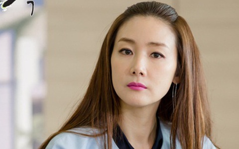 "U40" Choi Ji Woo khoe làn da căng mọng không tì vết