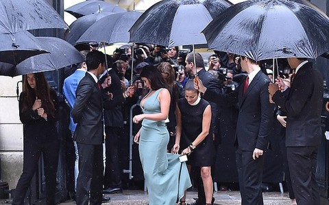Kim Kardashian nổi bật giữa trời mưa gió ở Paris
