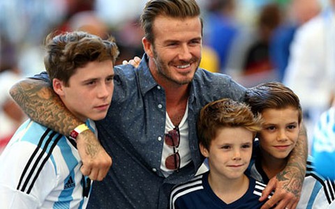 Bố con David Beckham đẹp như tài tử trên sân cỏ