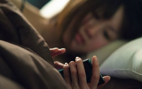 Buổi tối cứ ôm điện thoại lướt tin đánh ghen, mạng xã hội đi, cơ thể bạn đang bị nguy hại như thế này này
