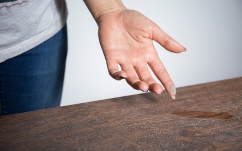Cảnh tượng hãi hùng này sẽ không còn khi bạn đổ chai nước này vào rồi lau