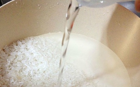 Nấu cơm bằng nước lạnh là sai quá sai, chị em biết hết mà chẳng ai chịu thay đổi