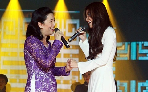 Mẹ con Minh Thư duyên dáng áo dài song ca đầy cảm xúc