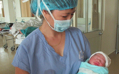Vợ một chiến sĩ bị thương do tai nạn trực thăng phải sinh mổ sớm