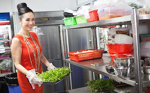 Diễm My diện váy sang trọng vào bếp nấu ăn cùng Mr. Đàm