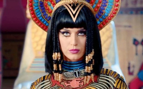 Khán giả yêu cầu YouTube xóa bỏ video mới của Katy Perry