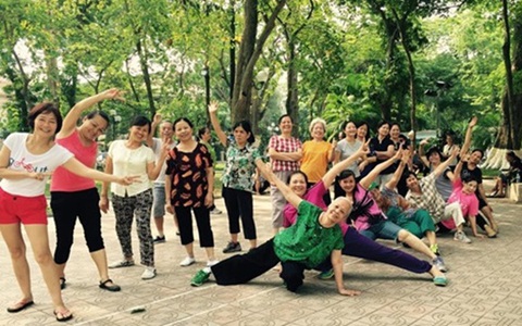 Cụ già U80 hăng say nhảy hip hop giữa thủ đô