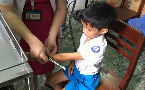 Quảng Ngãi: Chó điên xông vào trường cắn học sinh loạn xạ