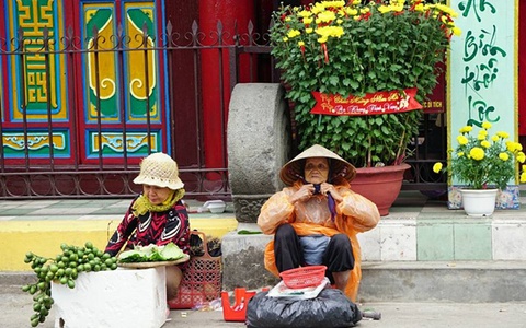 Mỗi hình ảnh - một phận đời, những góc khuất khiến bạn chạnh lòng giữa cái Tết đoàn viên