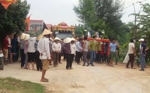 Thảm án tại Thanh Hóa: Bé con đòi đi vệ sinh, 2 mẹ con may mắn thoát chết