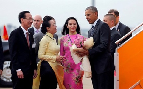 Cô gái Sài thành chọn hoa sen chào đón Tổng thống Obama