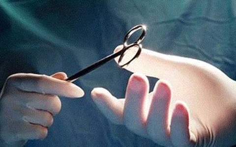 Dùng chỉ may quần áo khâu… vết thương