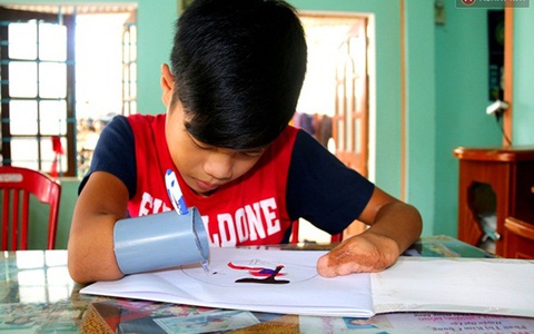 Cậu học trò nghèo gắn ống nhựa vào đôi tay cụt để vẽ ước mơ đời mình