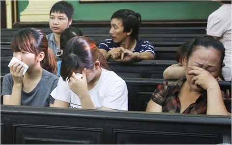 Vụ cha vợ chém chết con rể: Nước mắt nghẹn ngào của những người chị, người vợ, người con tại tòa