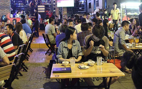 Nhếch nhác phố nhậu trên con đường nội đô đẹp nhất Sài Gòn