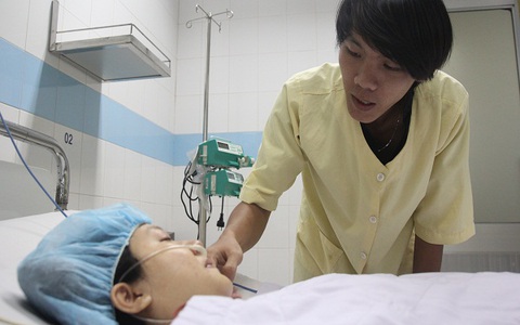 Xúc động những giọt nước mắt hạnh phúc của người mẹ trẻ bị ung thư máu