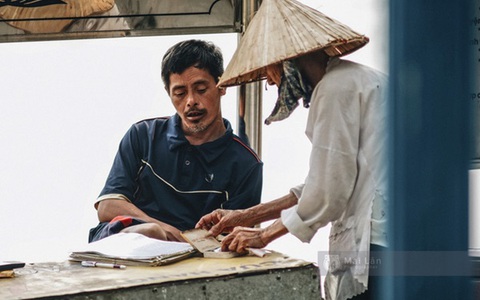 Chuyện đời đắng cay của người mẹ già 86 tuổi bán hàng nước ven hồ Giảng Võ