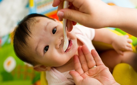 Phải chăng trẻ mầm non chỉ bị các cô bạo hành ở trường... khi ăn?