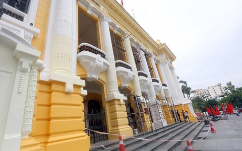Bị “chê” màu lòe loẹt, Nhà hát Lớn được khẩn trương sơn lại