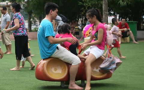 Phụ huynh tranh giành sân chơi với trẻ nhỏ tại công viên đẹp nhất Hà Nội