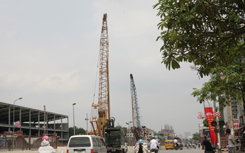 Cần cẩu, máy xúc ngổn ngang trên tuyến metro vừa xảy ra tai nạn
