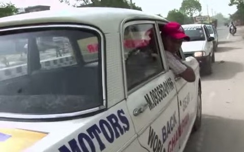 Lái xe taxi 11 năm chỉ biết đi lùi