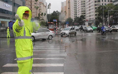 CSGT Hà Nội "chôn chân" giữa ngã tư dưới tiết trời lạnh buốt